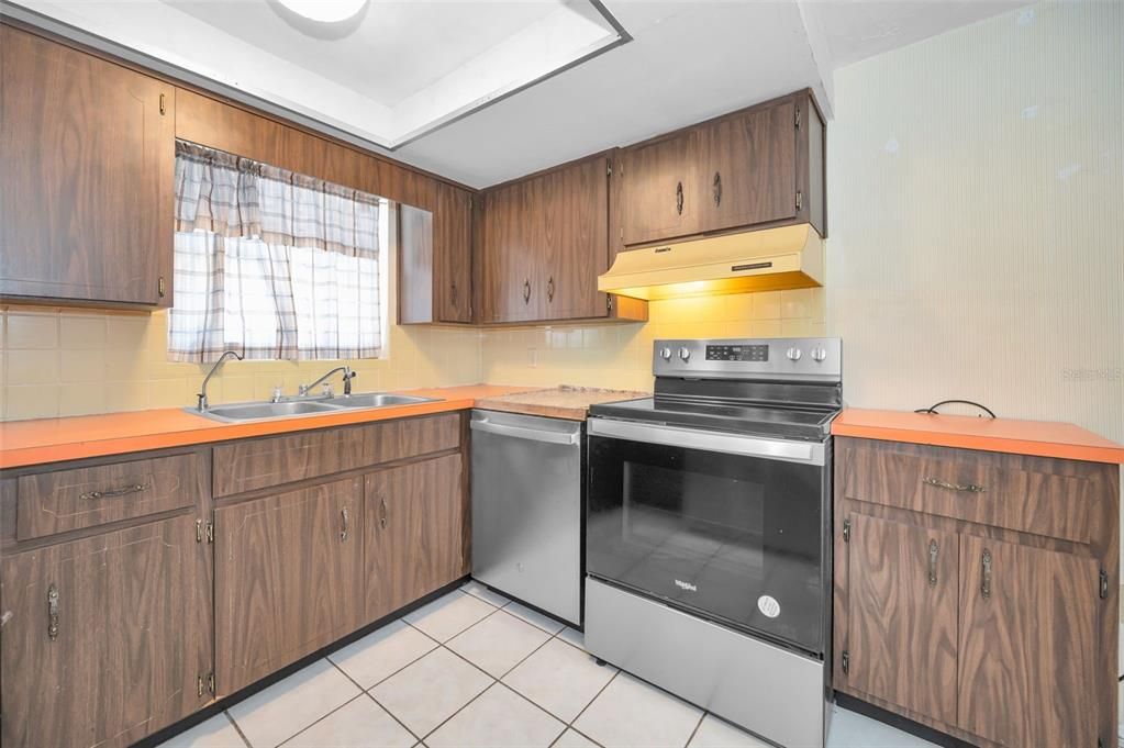 Activo con contrato: $220,000 (3 camas, 2 baños, 1261 Pies cuadrados)