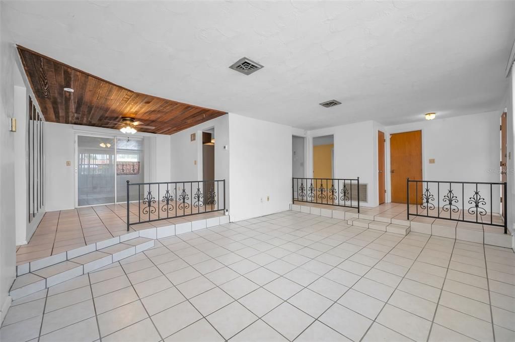 Activo con contrato: $220,000 (3 camas, 2 baños, 1261 Pies cuadrados)