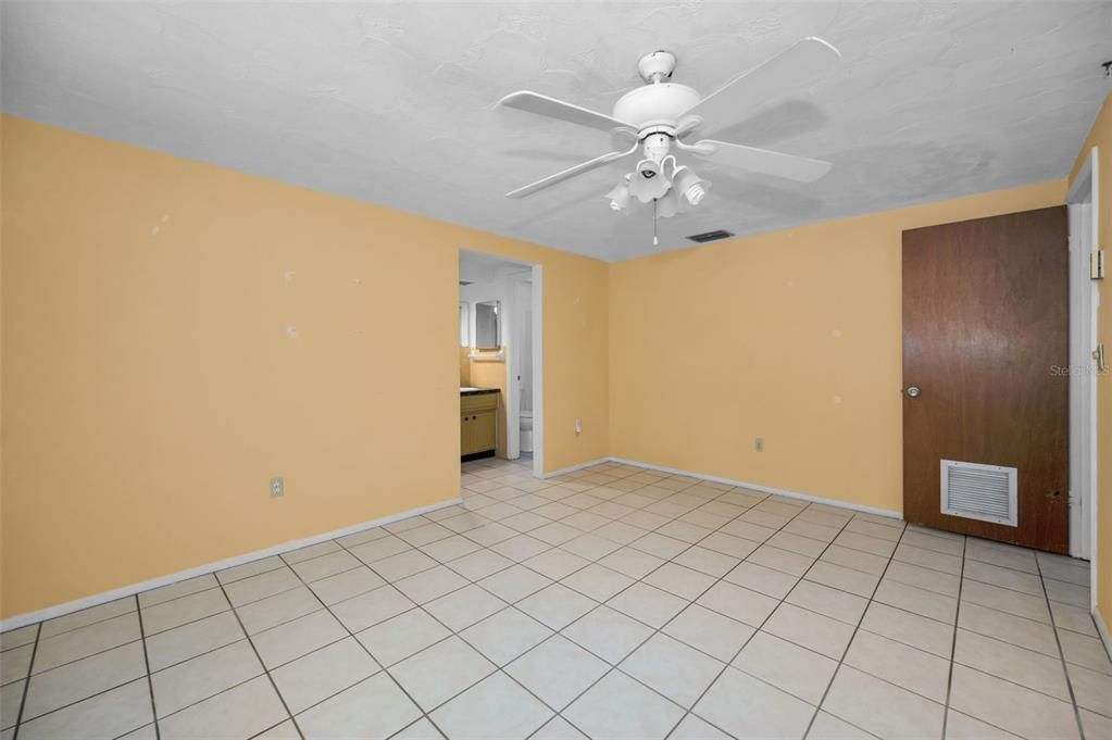 Activo con contrato: $220,000 (3 camas, 2 baños, 1261 Pies cuadrados)