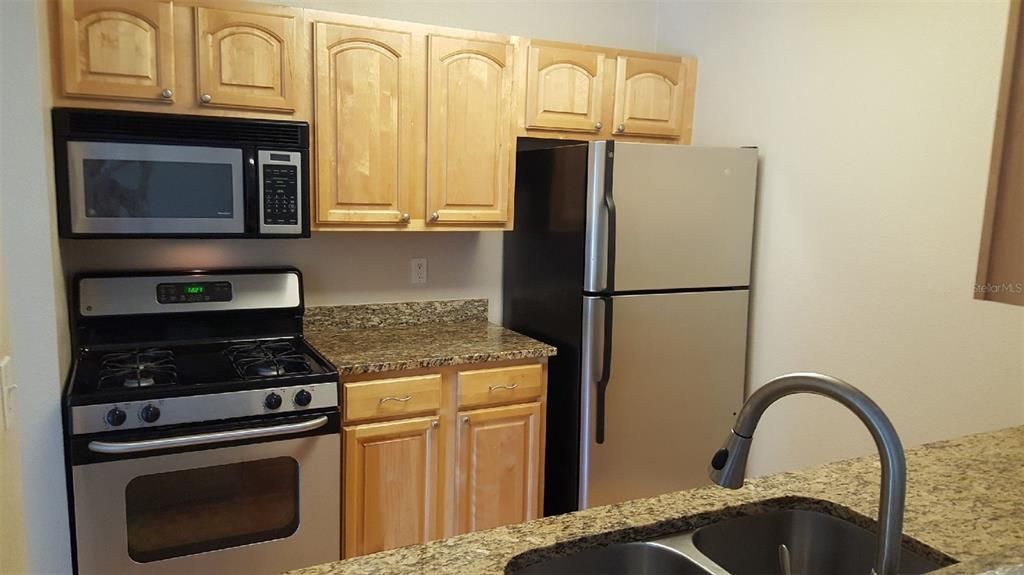 For Rent: $1,450 (1 beds, 1 baths, 830 Square Feet)