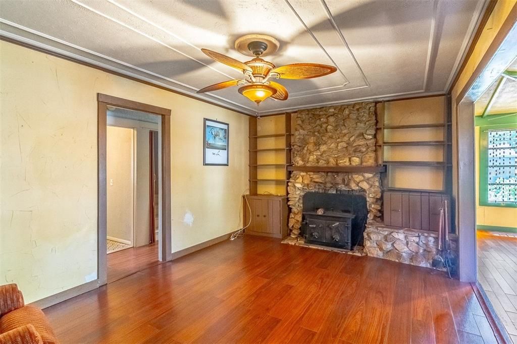 На продажу: $259,900 (2 спален, 1 ванн, 1524 Квадратных фут)