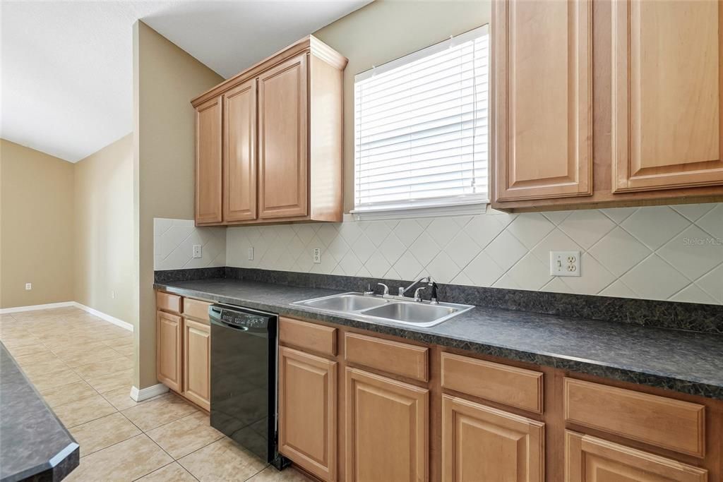 En Venta: $365,000 (4 camas, 2 baños, 2882 Pies cuadrados)