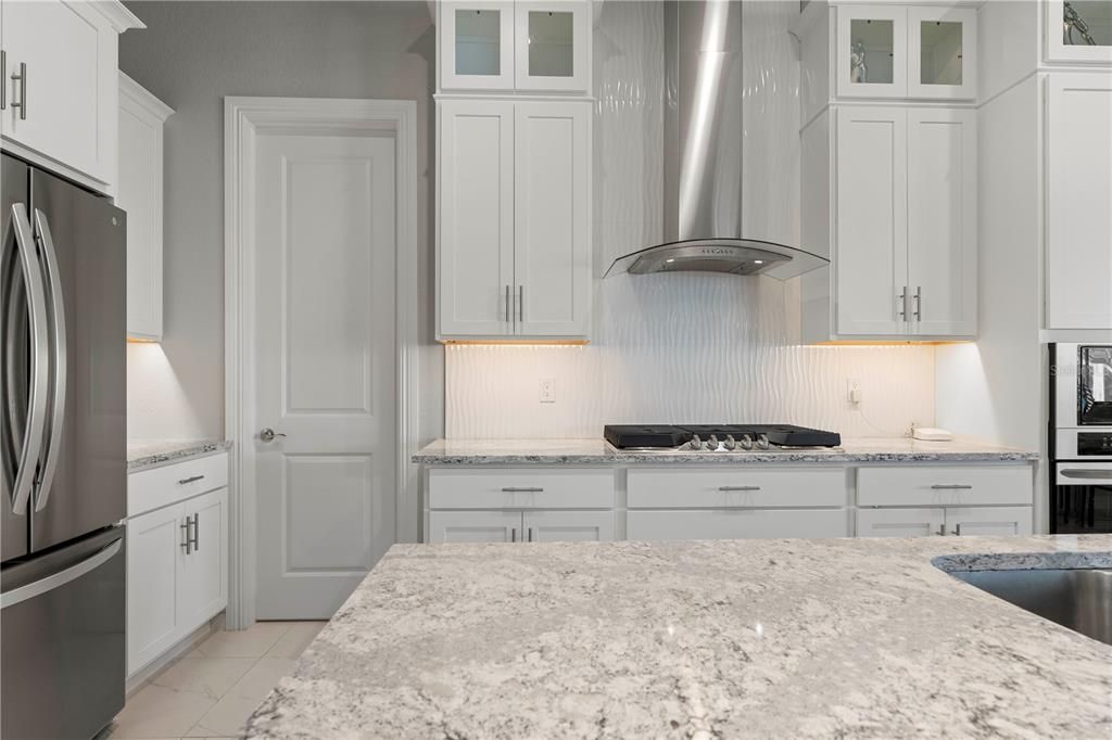 合同活跃: $739,900 (3 贝兹, 3 浴室, 2246 平方英尺)