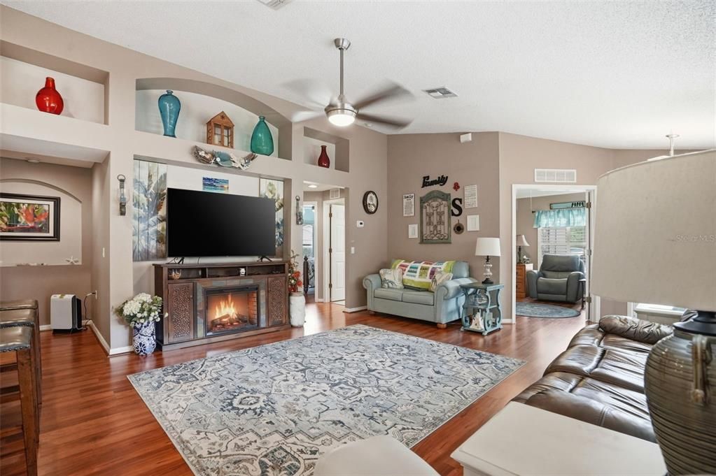 Active With Contract: $240,000 (2 beds, 2 baths, 1361 Square Feet)
