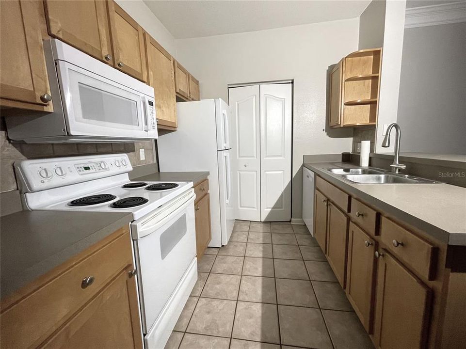For Sale: $285,000 (2 beds, 2 baths, 1214 Square Feet)