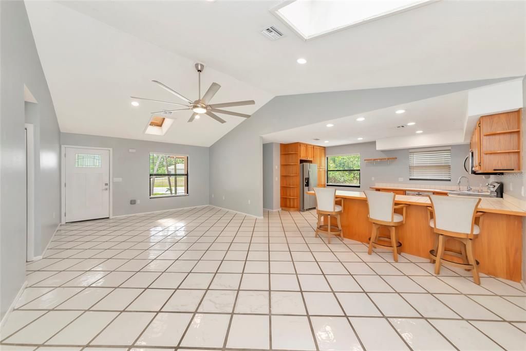 For Sale: $339,900 (2 beds, 2 baths, 1092 Square Feet)