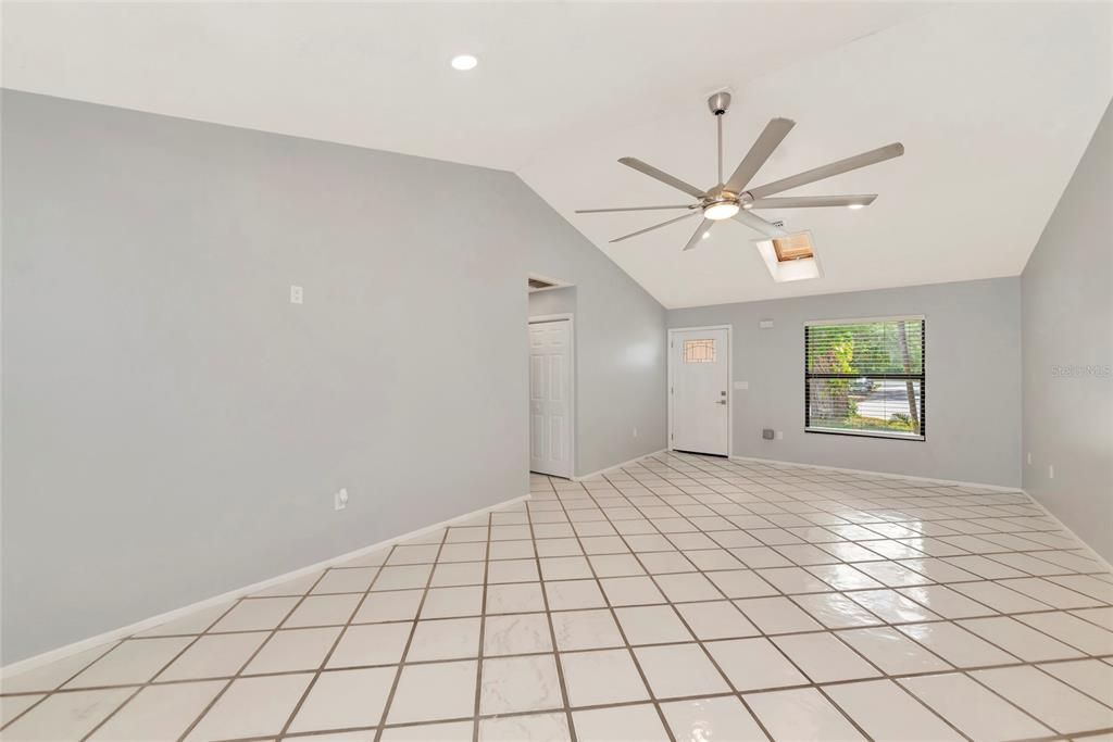 For Sale: $339,900 (2 beds, 2 baths, 1092 Square Feet)