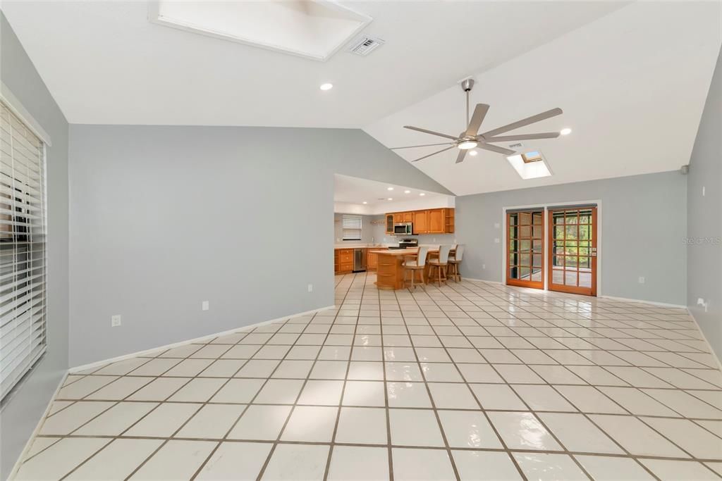 For Sale: $339,900 (2 beds, 2 baths, 1092 Square Feet)