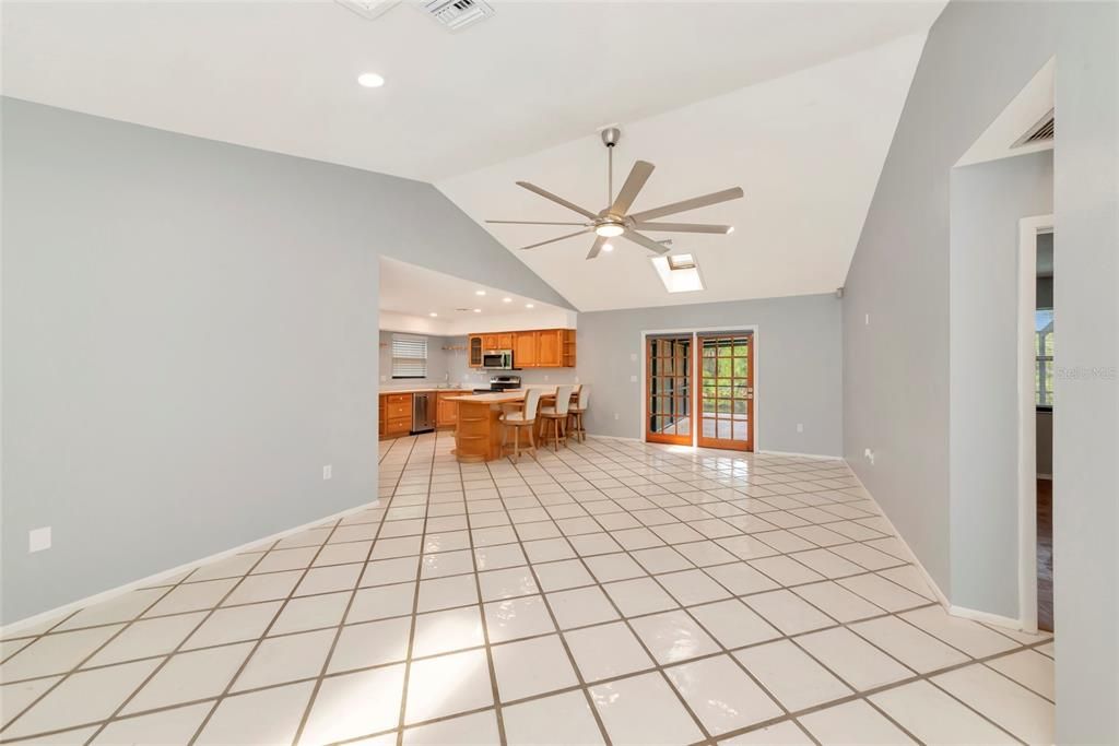 For Sale: $339,900 (2 beds, 2 baths, 1092 Square Feet)