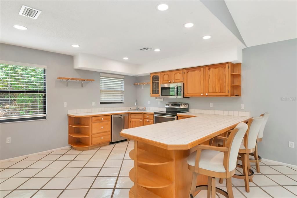 For Sale: $339,900 (2 beds, 2 baths, 1092 Square Feet)