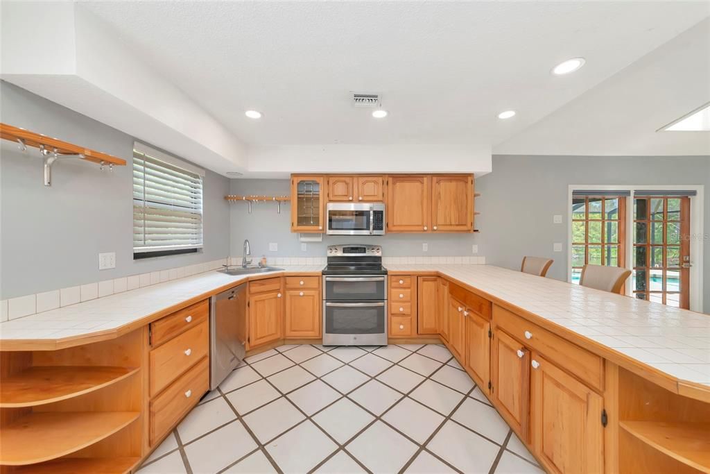 For Sale: $339,900 (2 beds, 2 baths, 1092 Square Feet)
