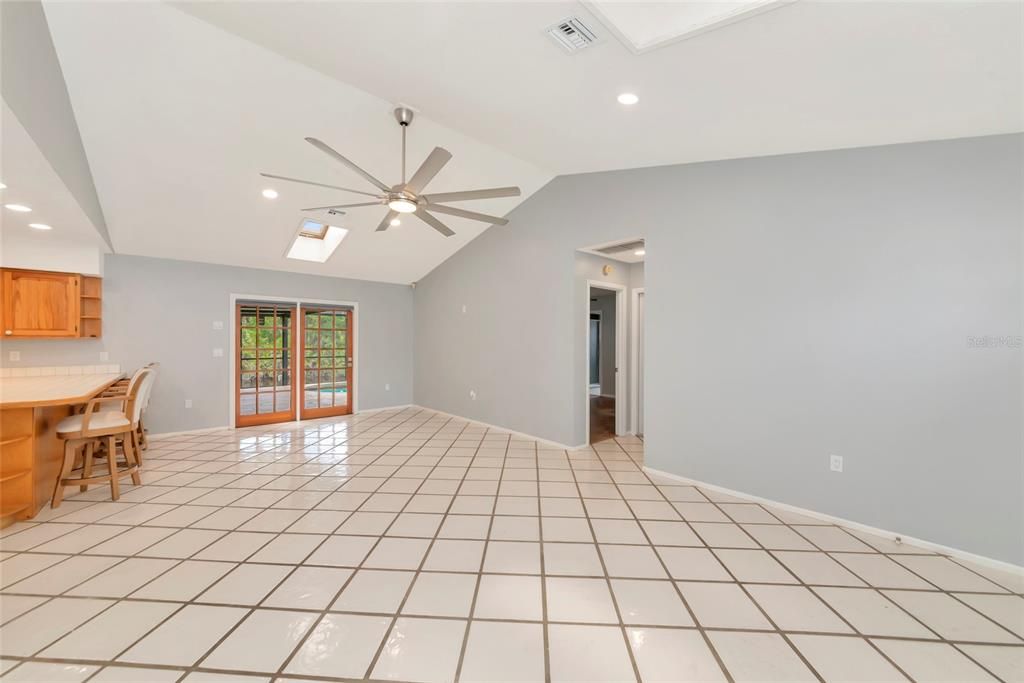 For Sale: $339,900 (2 beds, 2 baths, 1092 Square Feet)