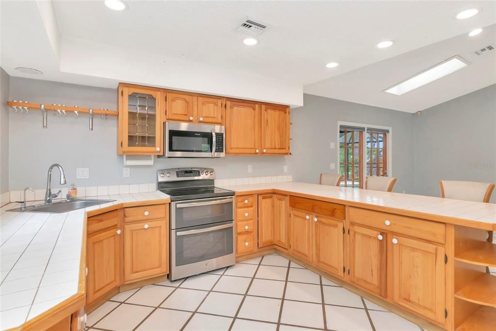 For Sale: $339,900 (2 beds, 2 baths, 1092 Square Feet)