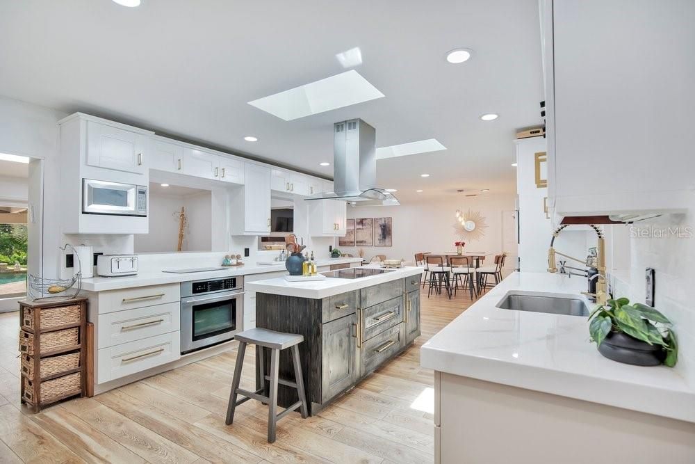 En Venta: $925,000 (5 camas, 3 baños, 3485 Pies cuadrados)