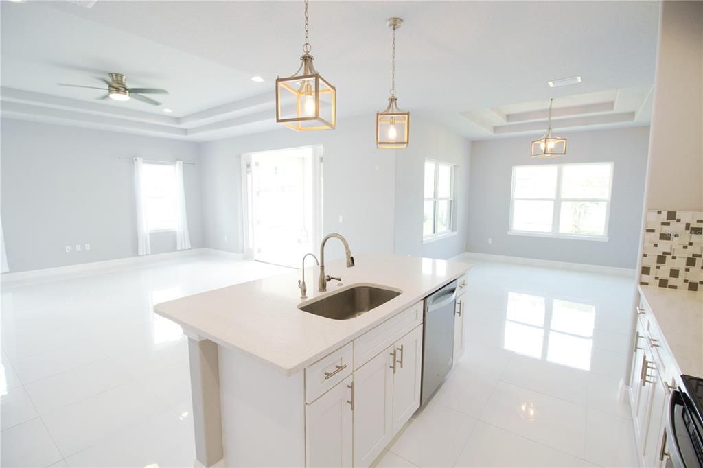 En Venta: $420,000 (3 camas, 2 baños, 1965 Pies cuadrados)