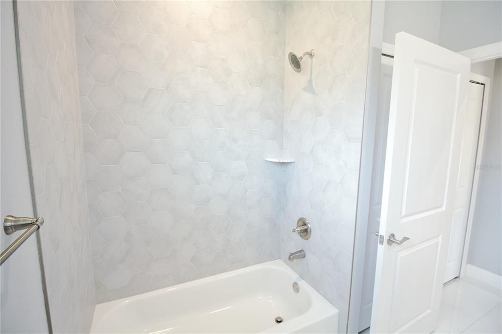 En Venta: $420,000 (3 camas, 2 baños, 1965 Pies cuadrados)