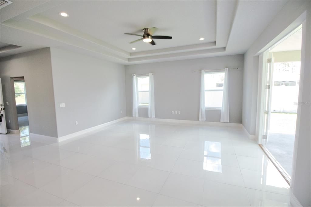 En Venta: $420,000 (3 camas, 2 baños, 1965 Pies cuadrados)