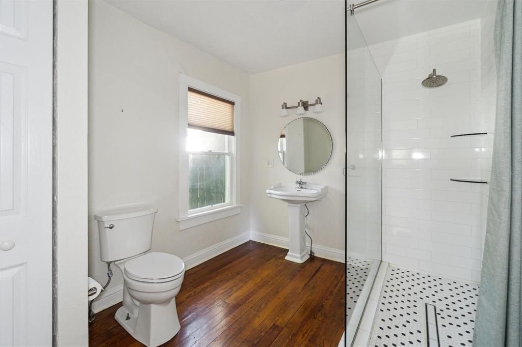 For Rent: $2,100 (4 beds, 2 baths, 1714 Square Feet)