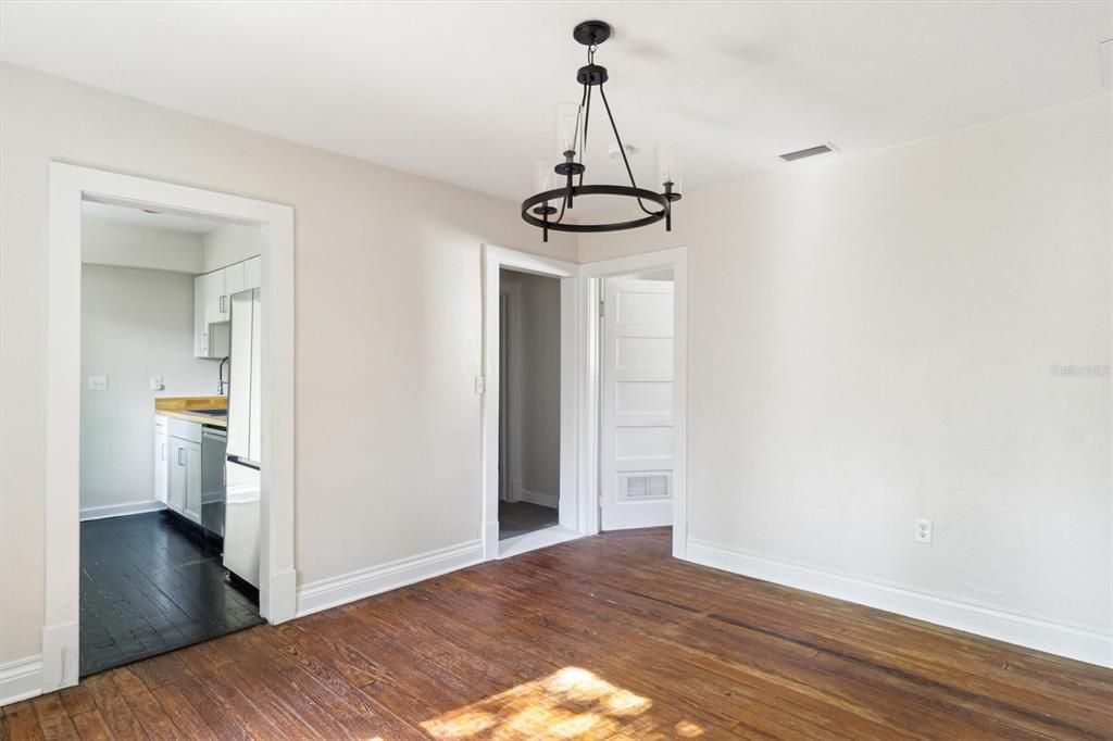 For Rent: $2,100 (4 beds, 2 baths, 1714 Square Feet)
