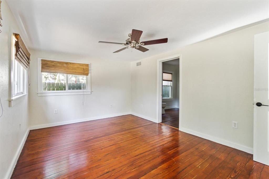 For Rent: $2,100 (4 beds, 2 baths, 1714 Square Feet)