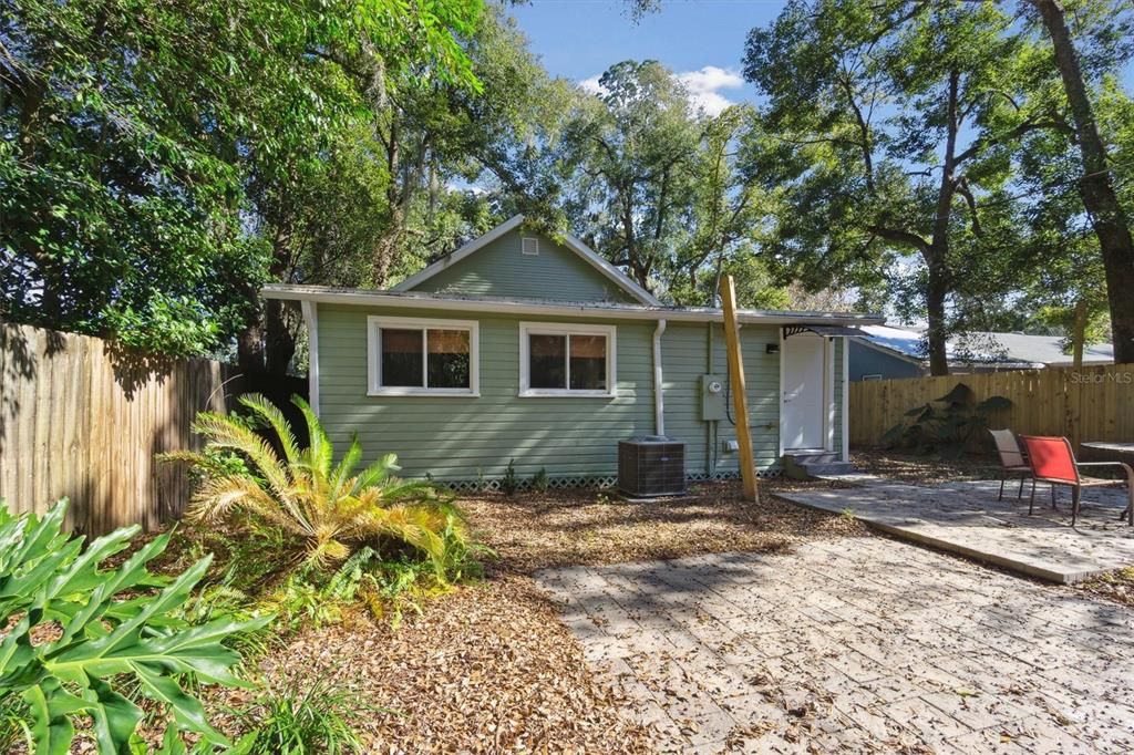 For Rent: $2,100 (4 beds, 2 baths, 1714 Square Feet)
