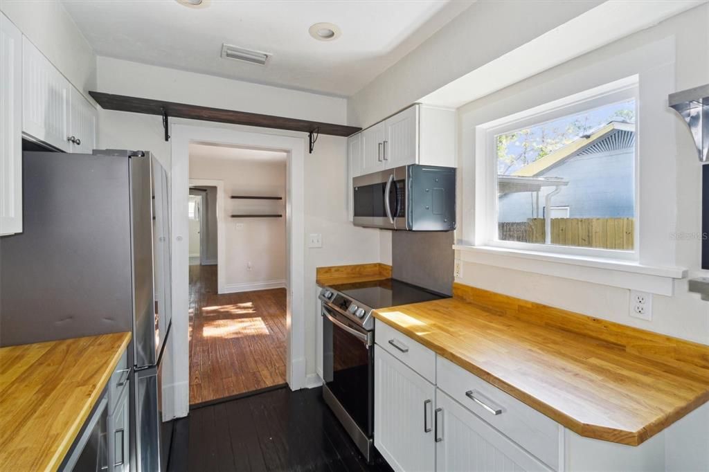 For Rent: $2,100 (4 beds, 2 baths, 1714 Square Feet)