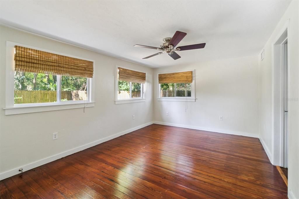 For Rent: $2,100 (4 beds, 2 baths, 1714 Square Feet)