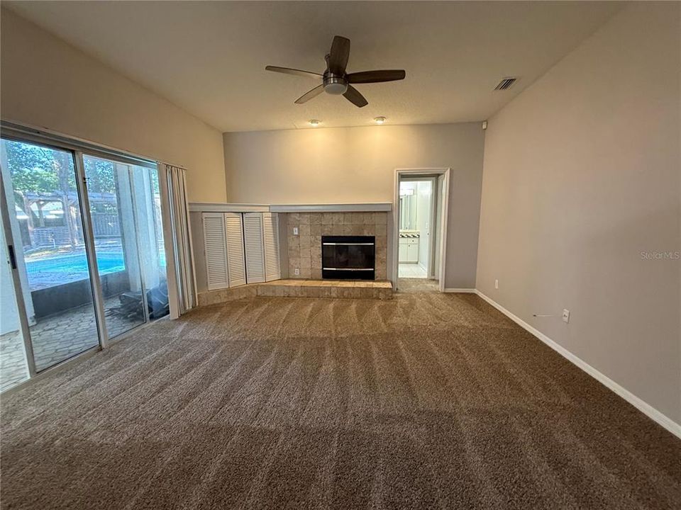 En Venta: $415,000 (4 camas, 2 baños, 1998 Pies cuadrados)