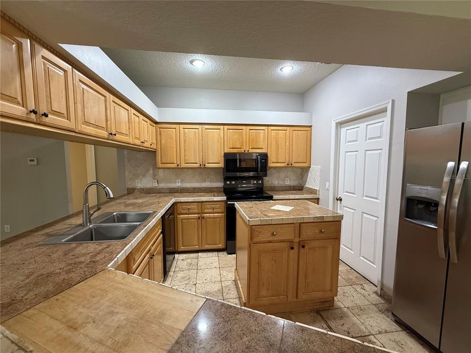 En Venta: $415,000 (4 camas, 2 baños, 1998 Pies cuadrados)