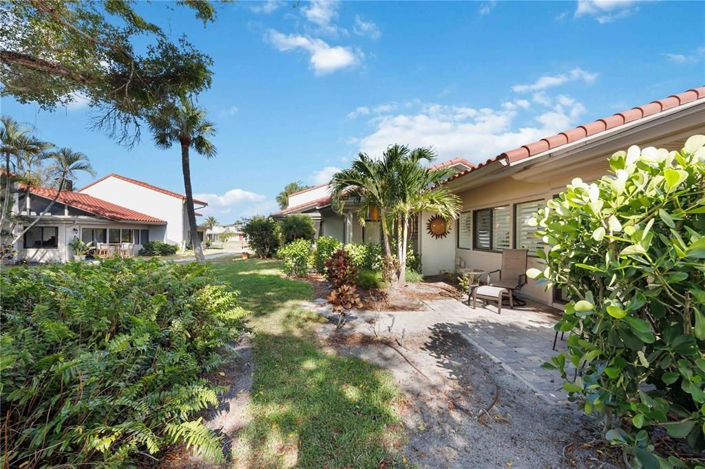For Sale: $549,000 (2 beds, 2 baths, 1077 Square Feet)
