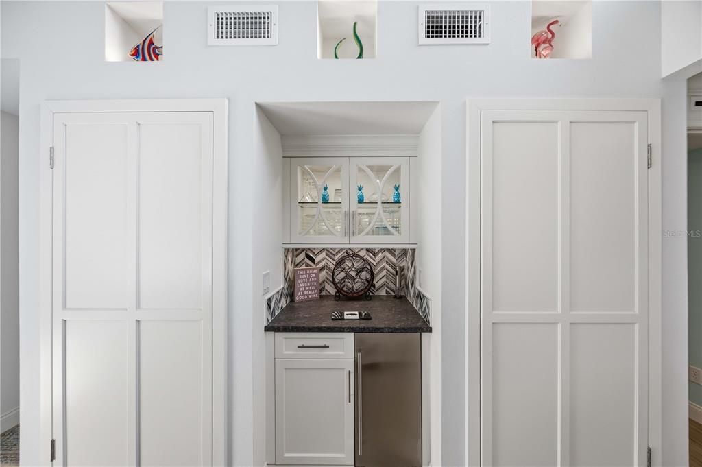 For Sale: $549,000 (2 beds, 2 baths, 1077 Square Feet)