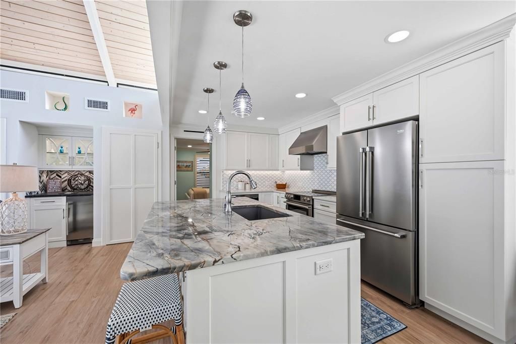 For Sale: $549,000 (2 beds, 2 baths, 1077 Square Feet)