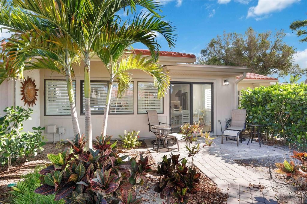 For Sale: $549,000 (2 beds, 2 baths, 1077 Square Feet)