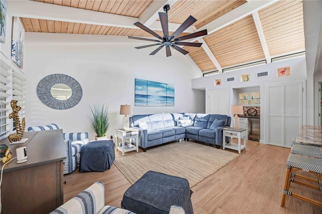 For Sale: $549,000 (2 beds, 2 baths, 1077 Square Feet)