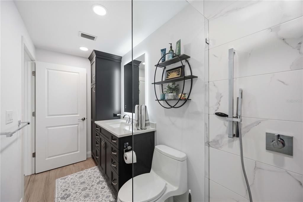 For Sale: $549,000 (2 beds, 2 baths, 1077 Square Feet)