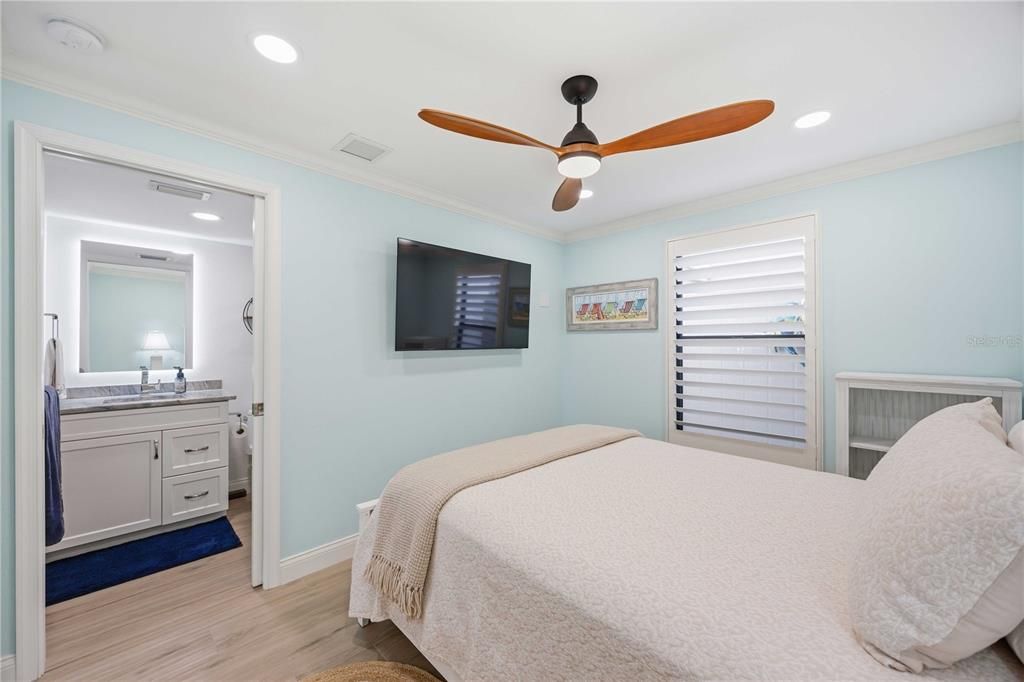 For Sale: $549,000 (2 beds, 2 baths, 1077 Square Feet)