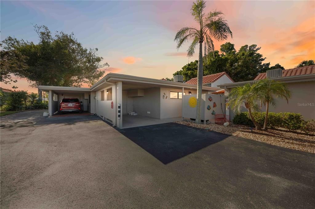 For Sale: $549,000 (2 beds, 2 baths, 1077 Square Feet)