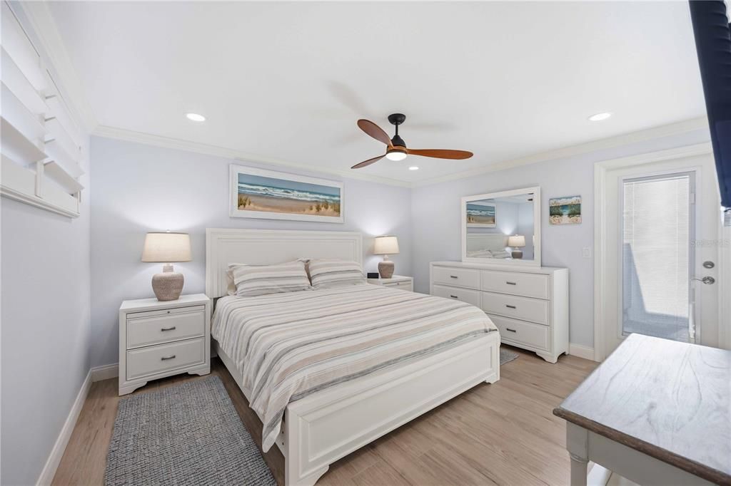 For Sale: $549,000 (2 beds, 2 baths, 1077 Square Feet)