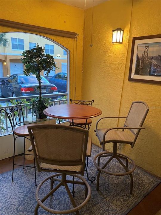 For Rent: $2,000 (2 beds, 2 baths, 925 Square Feet)