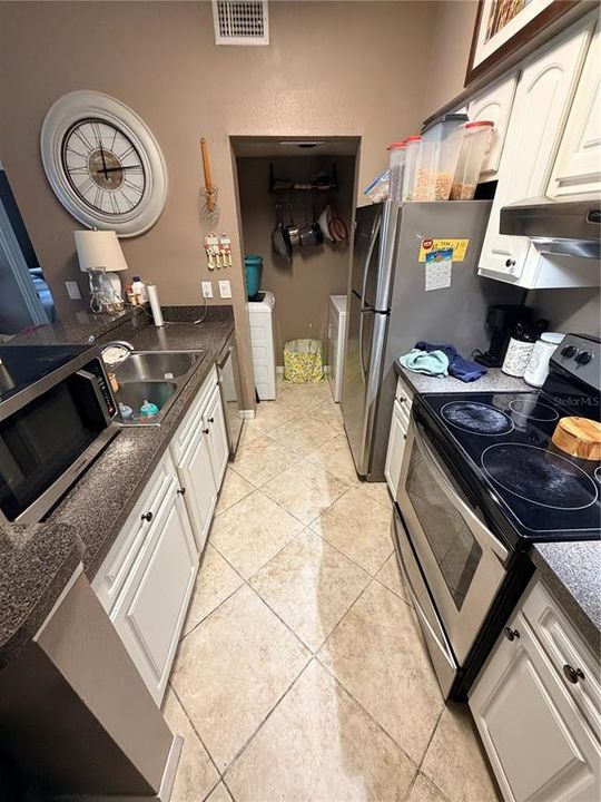 For Rent: $2,000 (2 beds, 2 baths, 925 Square Feet)