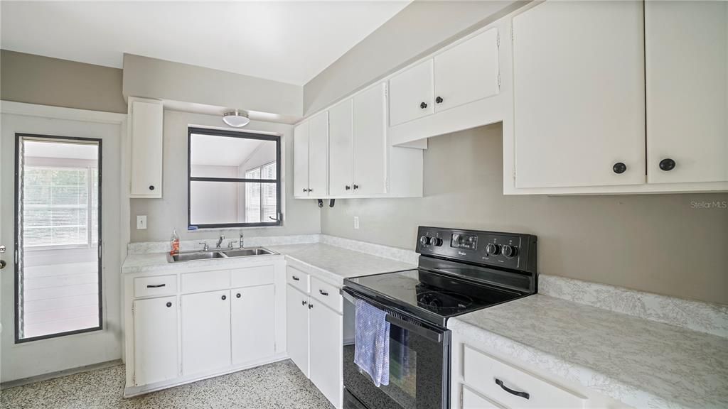 For Rent: $1,695 (2 beds, 1 baths, 1176 Square Feet)