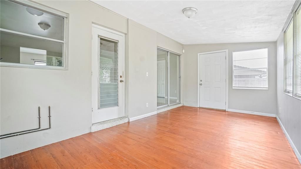 For Rent: $1,695 (2 beds, 1 baths, 1176 Square Feet)