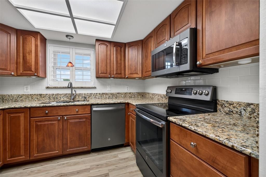 Active With Contract: $185,000 (1 beds, 1 baths, 750 Square Feet)