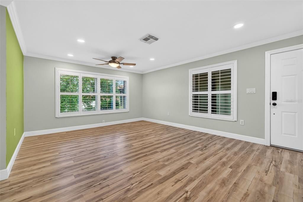 Active With Contract: $185,000 (1 beds, 1 baths, 750 Square Feet)