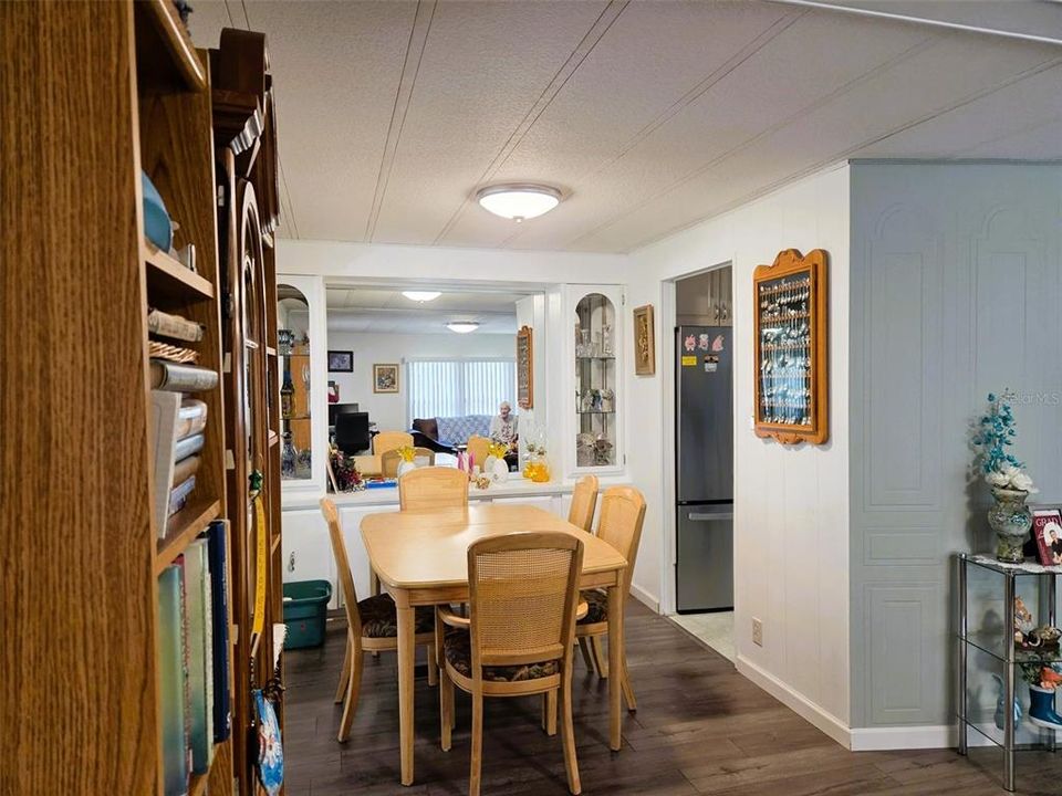 For Sale: $185,900 (2 beds, 2 baths, 1386 Square Feet)
