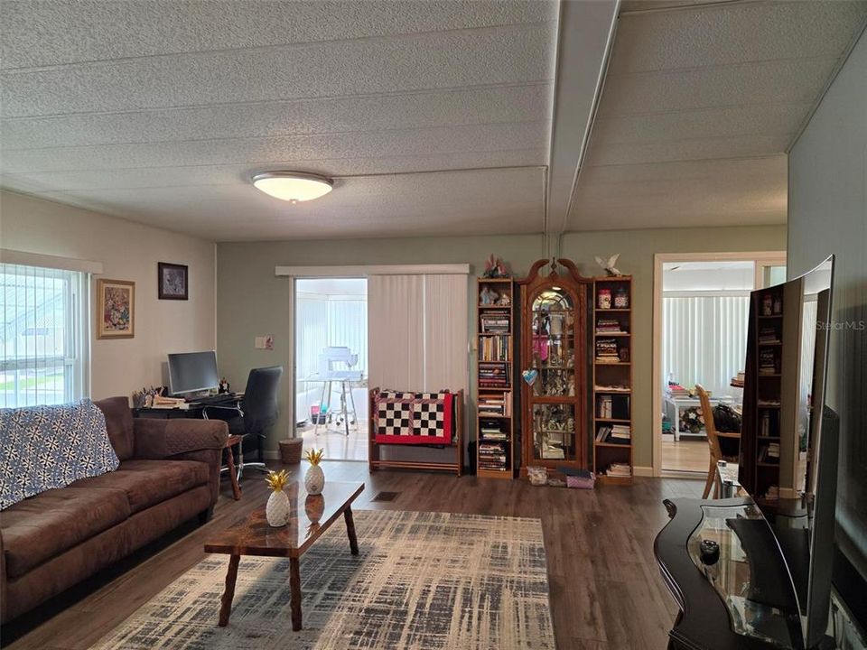 For Sale: $185,900 (2 beds, 2 baths, 1386 Square Feet)
