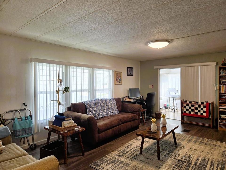 For Sale: $185,900 (2 beds, 2 baths, 1386 Square Feet)
