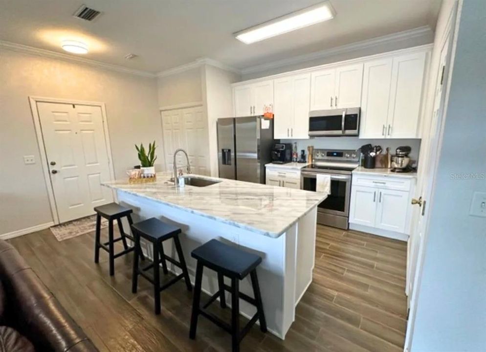 For Sale: $211,000 (2 beds, 2 baths, 1017 Square Feet)