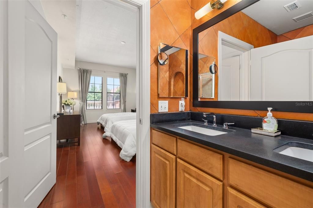 Activo con contrato: $369,900 (1 camas, 1 baños, 1393 Pies cuadrados)
