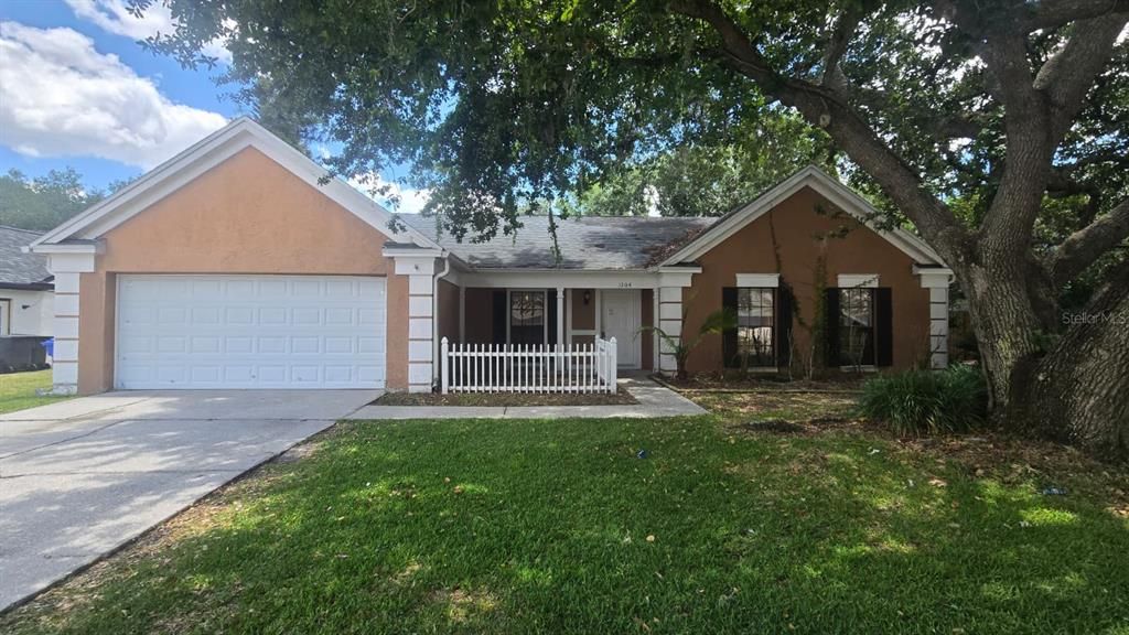 Activo con contrato: $245,000 (4 camas, 2 baños, 1972 Pies cuadrados)